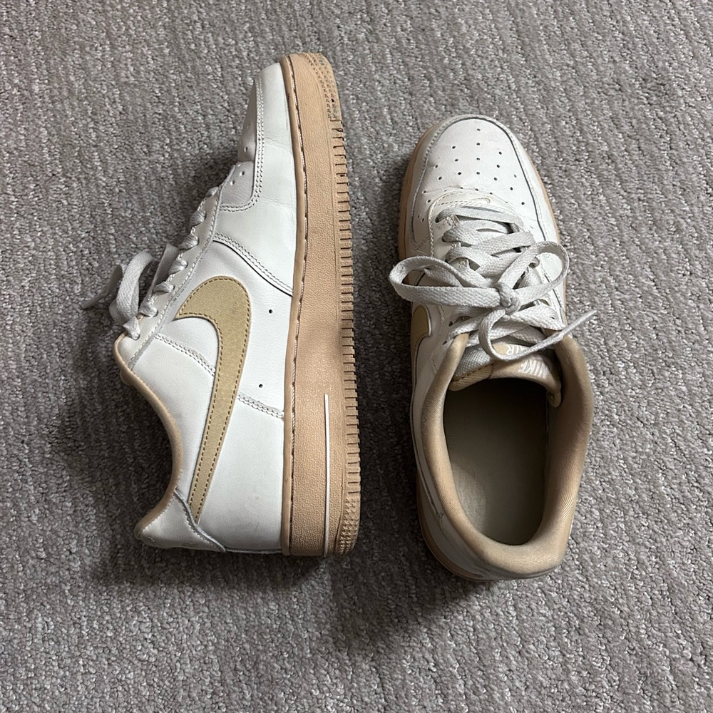 Women’s Nike Air 8.5 in White & Beige